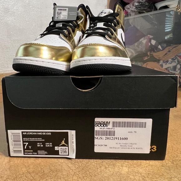 Air Jordan 1 Mid SE Metallic Gold Sneaker main image 6